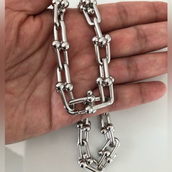 Hardware Bold Large Links U shaped Necklace - Picture 3 of 11